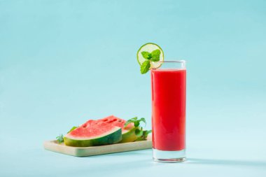 dilim karpuz mavi zemin üzerine kireç ile smoothies için
