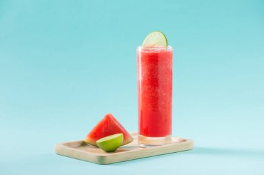 Taze karpuz bir cam kokteyl