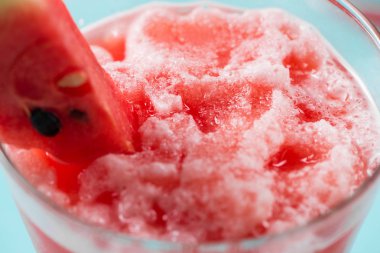 Mavi arka plan üzerinde sağlıklı karpuz güler yüzlü