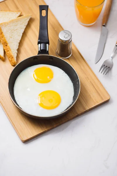 Eating Process Fried Eggs Frying Pan Toast Orange Juice Breakfast — Stock Photo, Image