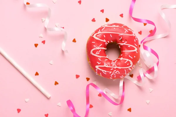 甜甜圈与 Copyspace 的粉红色背景下的糖衣 甜甜圈 — 图库照片