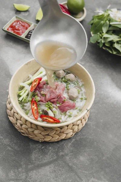 Pho Vietnamese Verse Rijst Noodlesoep Met Rundvlees Kruiden Chili Voorraad — Stockfoto