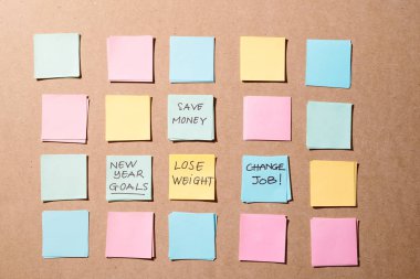 Yeni yıl gol veya kararları - tahta üzerinde renkli yapışkan notlar 