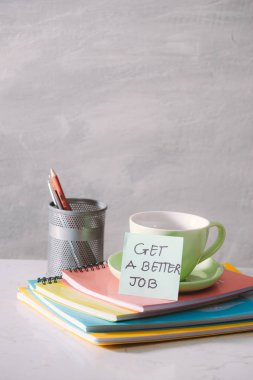 Yeşil Kupası, Notebook ve sopa ile metin - ışık arka plan üzerinde daha iyi bir iş olsun. İş kavramı kopya alanı ile tonda 