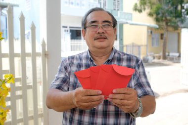 Asya adam kırmızı zarf, ay yeni yıl holding