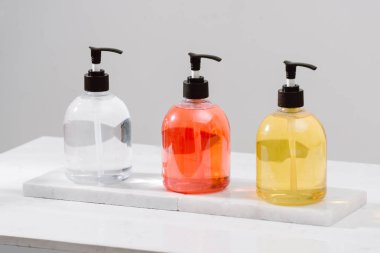 Kozmetik Şişeler ile duş jeli, vücut losyonu ya da şampuan ve havlu banyo. Banyo aksesuarları.