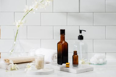 Şişe ile temel yağlar, havlu ve zen taşlar masaj. Spa kompozisyon.