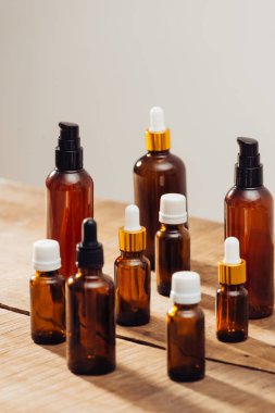 Ahşap masa mum ışığı ile temel yağlar şişe. Spa sağlık seti.