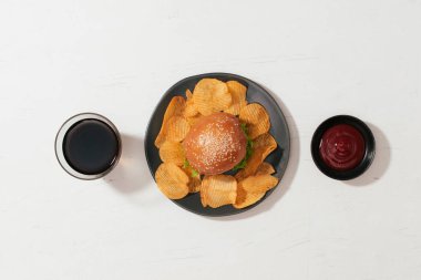 fast food hamburger menü, patates kızartması ve ketçap ile natürmort