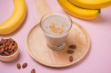 Taze muz smoothie üzerinde sarı arka plan yaptı.