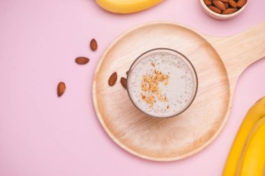 Taze muz smoothie pembe arka plan yaptı.