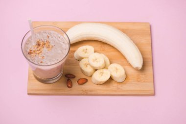 Taze muz smoothie pembe arka plan yaptı.