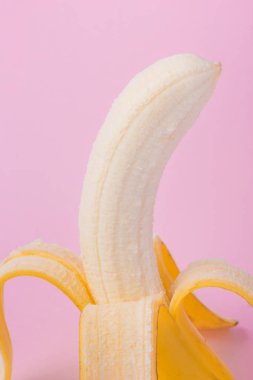 Pembe arka plan kopya alanı ile soyulmuş muz