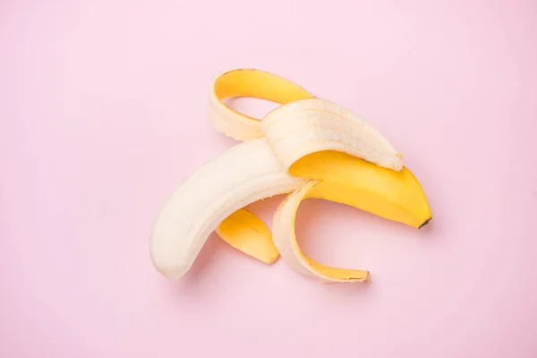 Plátano Pelado Sobre Fondo Rosa Con Espacio Para Copiar —  Fotos de Stock