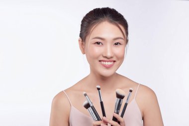 Makyaj fırçaları holding beyaz arka plan kadınlar üzerinde oldukça izole genç portresi