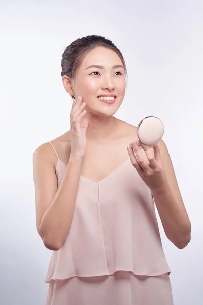 Joven Asiática Haciendo Maquillaje Aplicando Colorete Mejilla —  Fotos de Stock