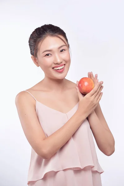 Mujer Sonriente Con Dientes Sanos Sosteniendo Manzana Roja —  Fotos de Stock