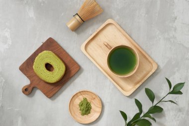 Matcha yeşil çay kahve Kupası ve çay töreni mutfak eşyaları Alman pasta ile içinde. Kopya alanı