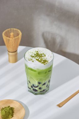 Ev yapımı puding inci (boboa) yeşil çay (Japon matcha latte) - krem ve güzel görünüme sahip nefis