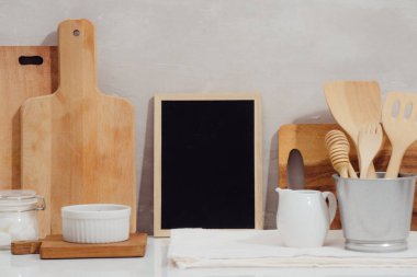 Metin için boş alanı olan mutfak gereçleri, ev mutfak dekoru konsepti, ön görünüm