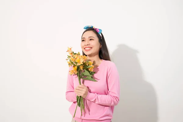 Krásná Dívka Růžových Šatech Květinami Ruce Bílém Pozadí — Stock fotografie