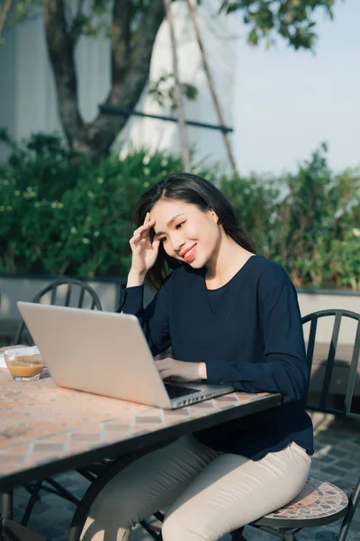 Taking Advantages Free Beautiful Young Woman Working Laptop Smiling While — Stock Photo, Image