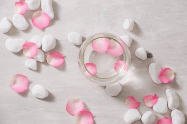 Gül yaprakları ile Spa ayarı. Masada çakıl taşları ile Spa Tema.