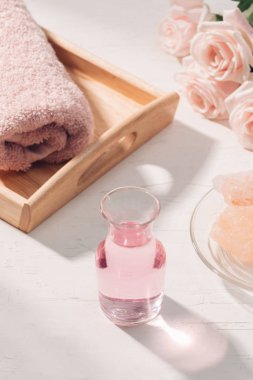 Spa ve aromaterapi gül çiçek ve uçucu yağ şişe.