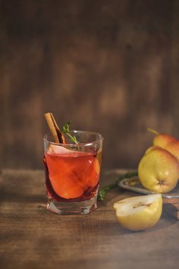 Ev yapımı sıcak sıcak armut şarabı bir ahşap zemin üzerine tarçın ile 