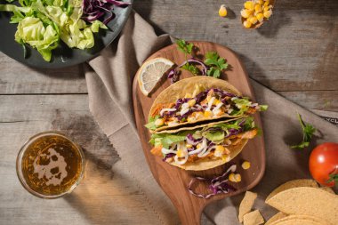 Tavuk ve sebze ahşap masa üzerinde geleneksel Meksika taco. Latin Amerika Gıda. 