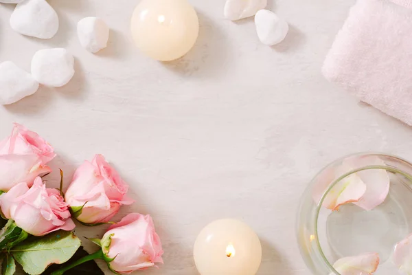 Ambiente Termale Con Rose Tema Spa Con Candele Fiori Tavola — Foto Stock