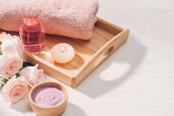 Spa Aromaterapia Fiori Rosa Olio Essenziale Con Candela — Foto Stock