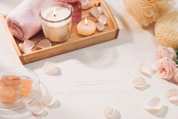 Çiçekler ve mumlar ile uçucu yağ Spa ve aromaterapi gül.
