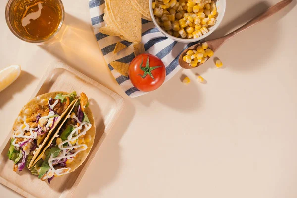 Traditioneller Mexikanischer Taco Mit Fleisch Und Gemüse Auf Holzteller Lateinamerikanisches — Stockfoto