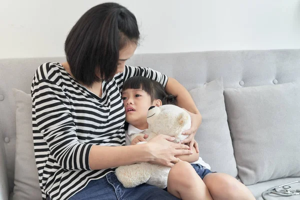 Ázsiai Anya Átfogó Kicsit Óvodai Csalódott Gyerek Kanapén Együtt Otthon — Stock Fotó