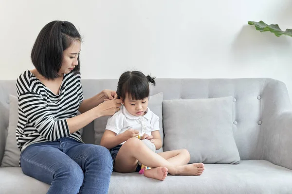 Madre Trenzando Pelo Hija —  Fotos de Stock