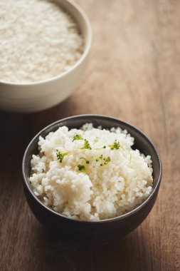 Yasemin pirinç ve ham organik pirinç pişmiş