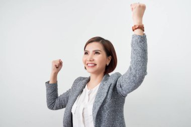 Başarılı iş kadını silah ile beyaz zemin üzerine, iş kavramı kutlama