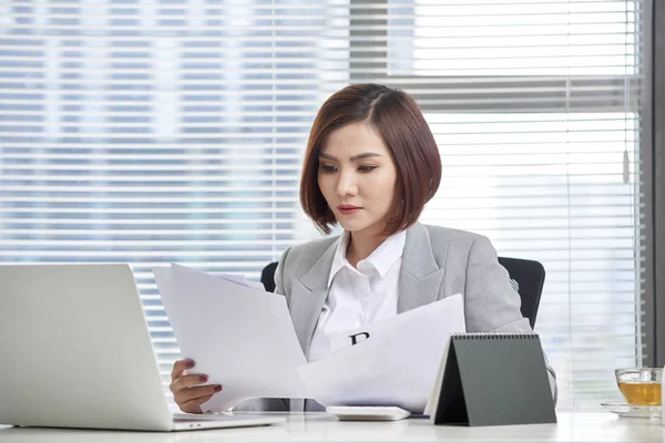 Счастливая Азиатка Работающая Офисе Женщина Проходит Через Некоторые Документы Рабочем — стоковое фото
