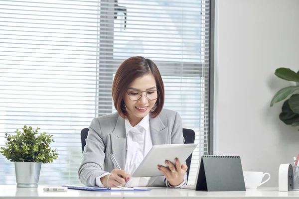 Aziatische Zakenvrouw Werken Met Tablet Bij Bureau — Stockfoto