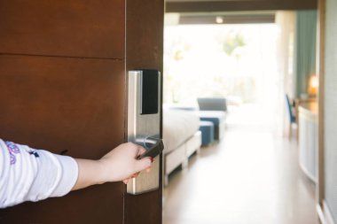 el ile bir yatak odası yarı-açık kapı