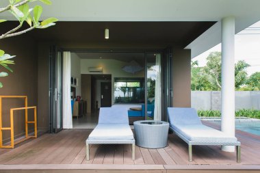 Phu Quoc, Vietnam 28 Haziran 2017: Tropikal beach resort. Yüzme Havuzu Salon yakınındaki