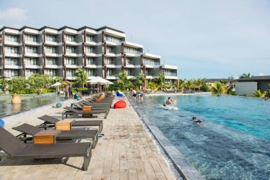 Phu Quoc, Vietnam 28 Haziran 2017: üstüne çatı yüzme havuzu güverte Binası.