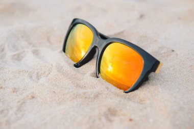 Sahilde güneş gözlüğü yansıtan deniz manzara