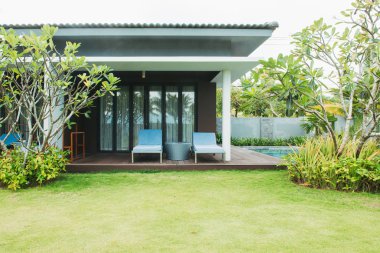 Phu Quoc, Vietnam 28 Haziran 2017: Tropikal beach resort. Yüzme Havuzu Salon yakınındaki