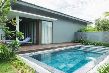 Phu Quoc, Vietnam 28 Haziran 2017: Tropikal beach resort. Yüzme Havuzu Salon yakınındaki