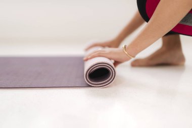 Fitness kadın yoga mat güneşli gün pencere önünde duran ile giyim spor