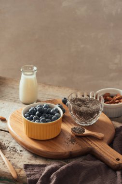 Chia puding taze meyveleri ve badem sütü. Superfood kavramı. Vegan, vejetaryen ve organik ürünleri ile sağlıklı beslenme diyet