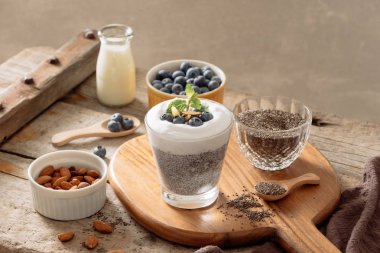 Chia pudingi çilek ve süt, tatlı tatlı, sağlıklı kahvaltı superfood kavramı besleyici ile