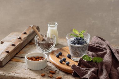 Chia puding taze meyveleri ve badem sütü. Superfood kavramı. Vegan, vejetaryen ve organik ürünleri ile sağlıklı beslenme diyet